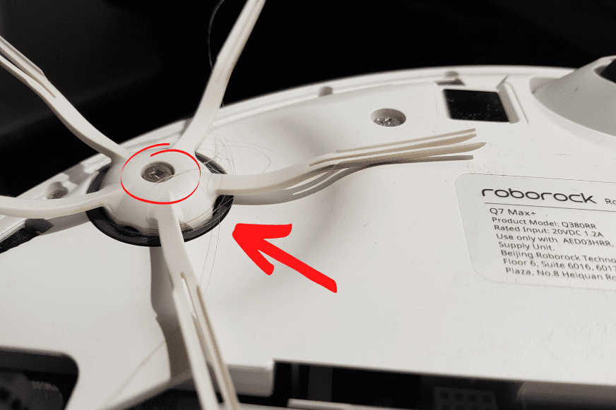 Haare, welche sich um die Seitenbürste des Roborock Q7 Max gewickelt haben, sind in der Nahaufnahme zu sehen